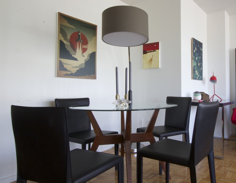 Idée de décoration pour une petite salle à manger ouverte sur le salon minimaliste avec un mur blanc et un sol en bois brun.
