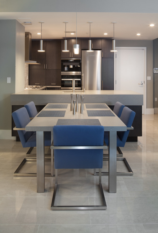 Immagine di una sala da pranzo aperta verso la cucina contemporanea di medie dimensioni con pareti grigie, pavimento in gres porcellanato e nessun camino