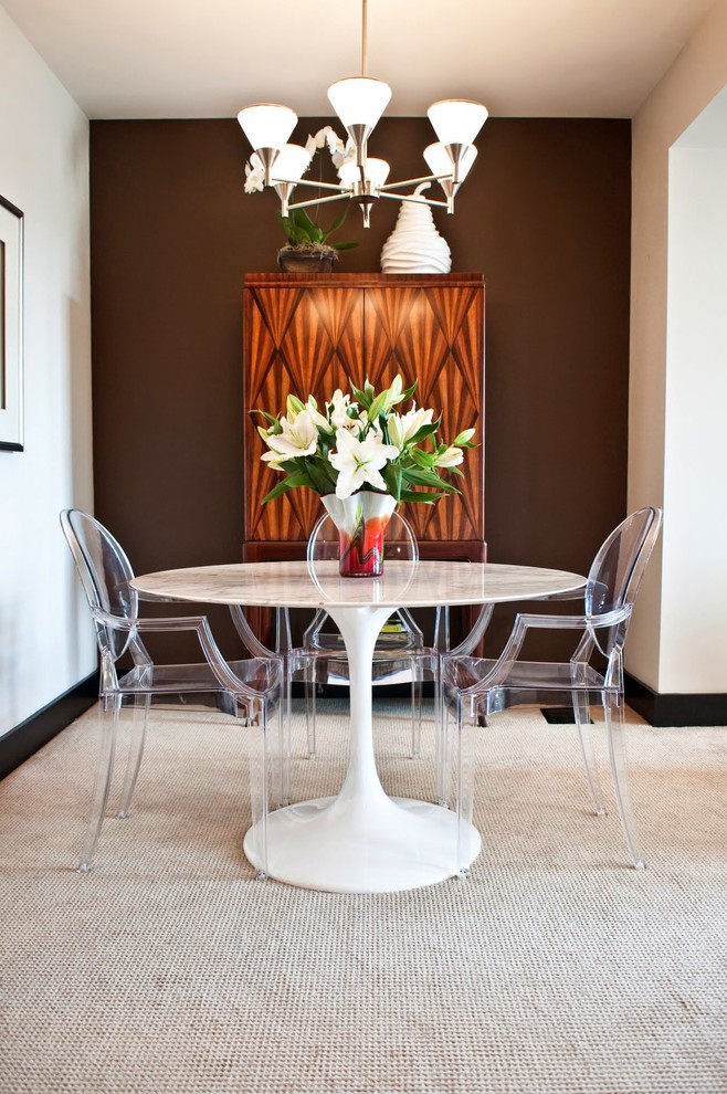 Foto di una piccola sala da pranzo design chiusa con pareti marroni, moquette, nessun camino e pavimento beige