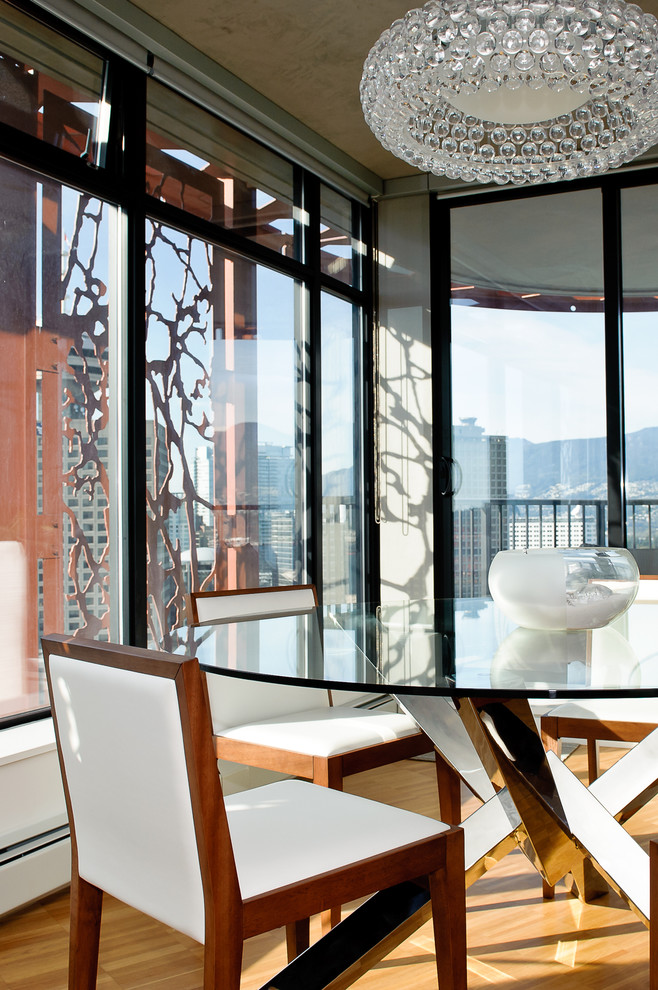 Modernes Esszimmer mit braunem Holzboden in Vancouver