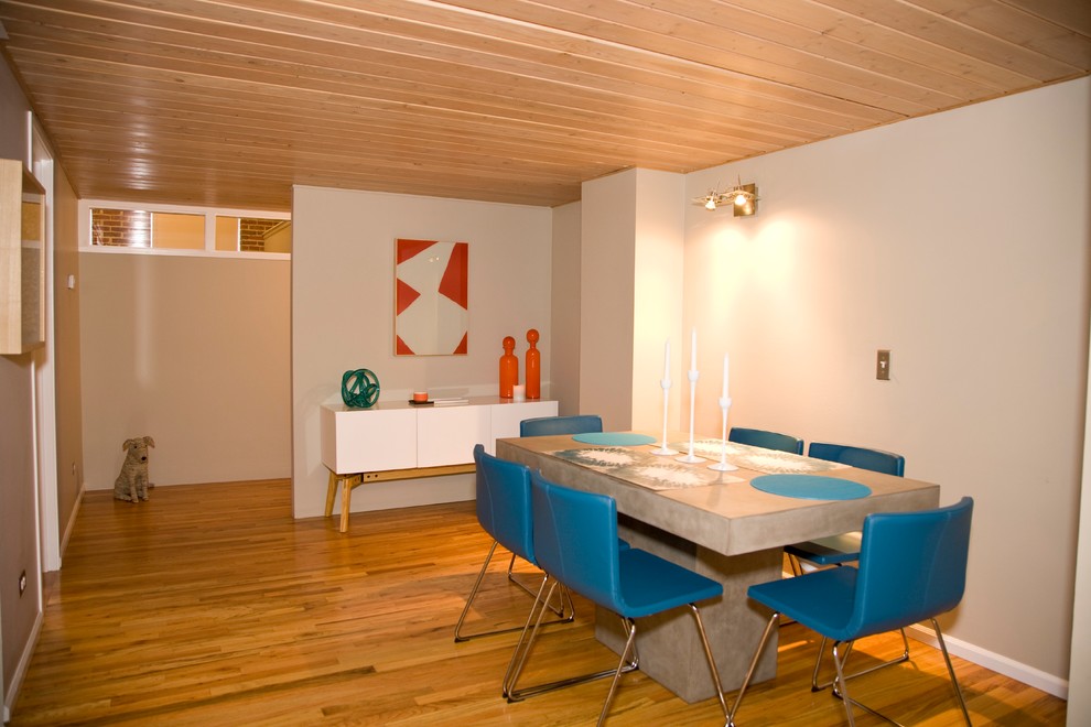 На фото: отдельная столовая среднего размера в стиле модернизм с бежевыми стенами и светлым паркетным полом без камина с