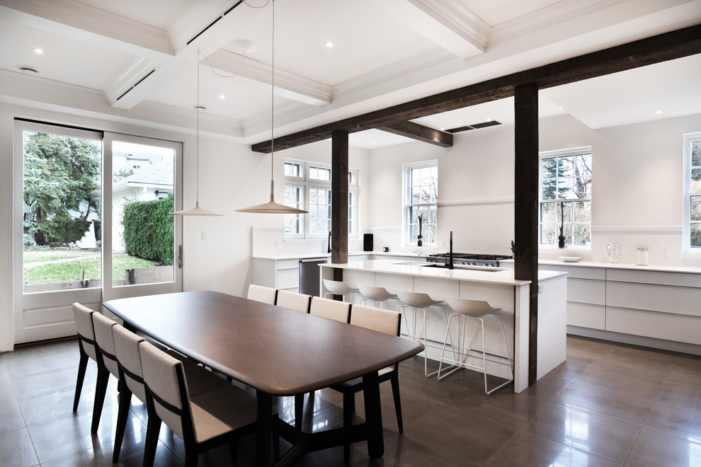 Immagine di una sala da pranzo aperta verso la cucina contemporanea con pareti bianche, pavimento con piastrelle in ceramica e pavimento marrone