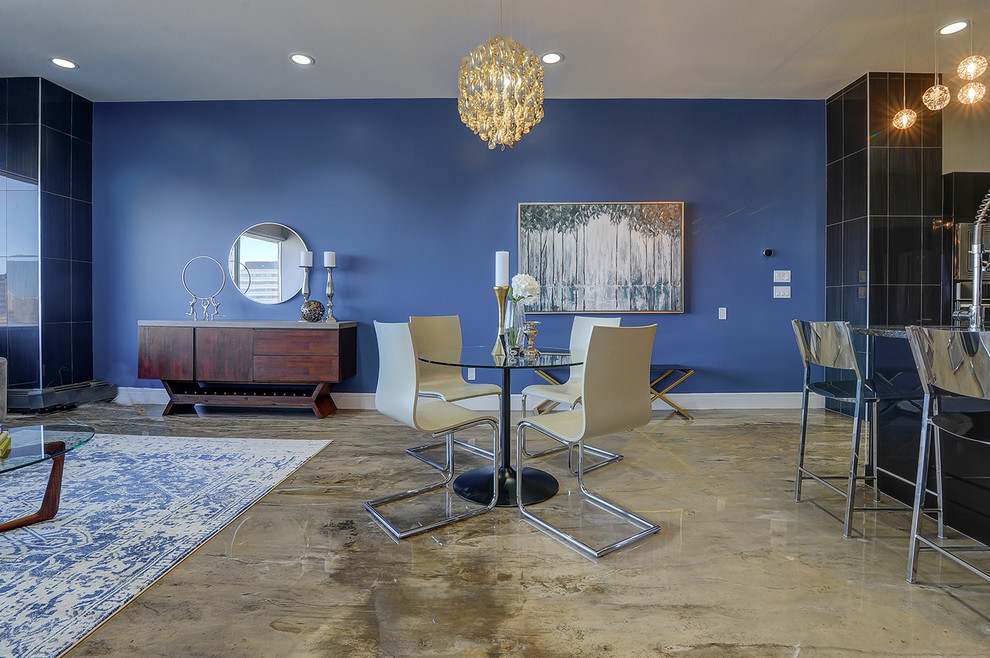 エドモントンにある中くらいなコンテンポラリースタイルのおしゃれなLDK (青い壁、コンクリートの床、マルチカラーの床、暖炉なし) の写真