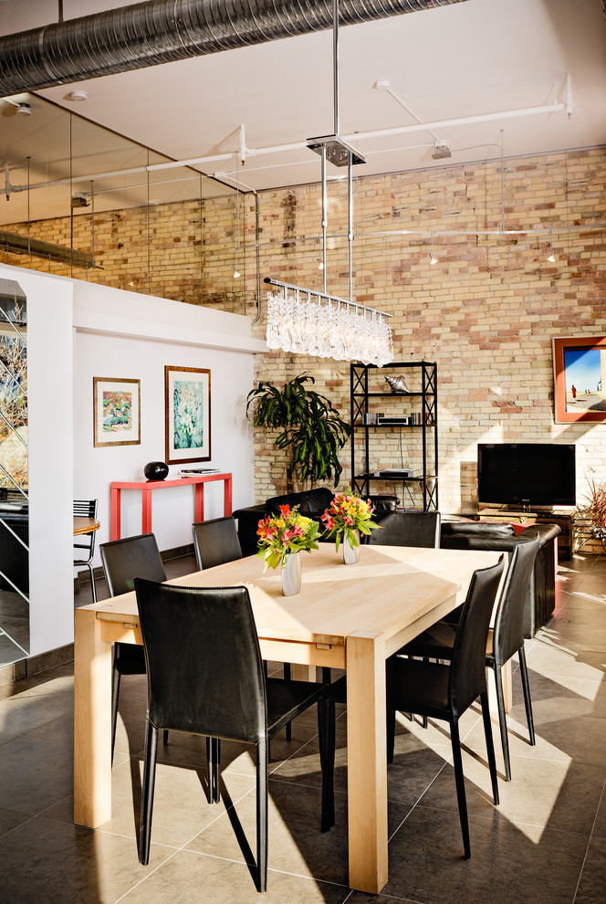 Idee per una sala da pranzo aperta verso il soggiorno industriale con pareti bianche