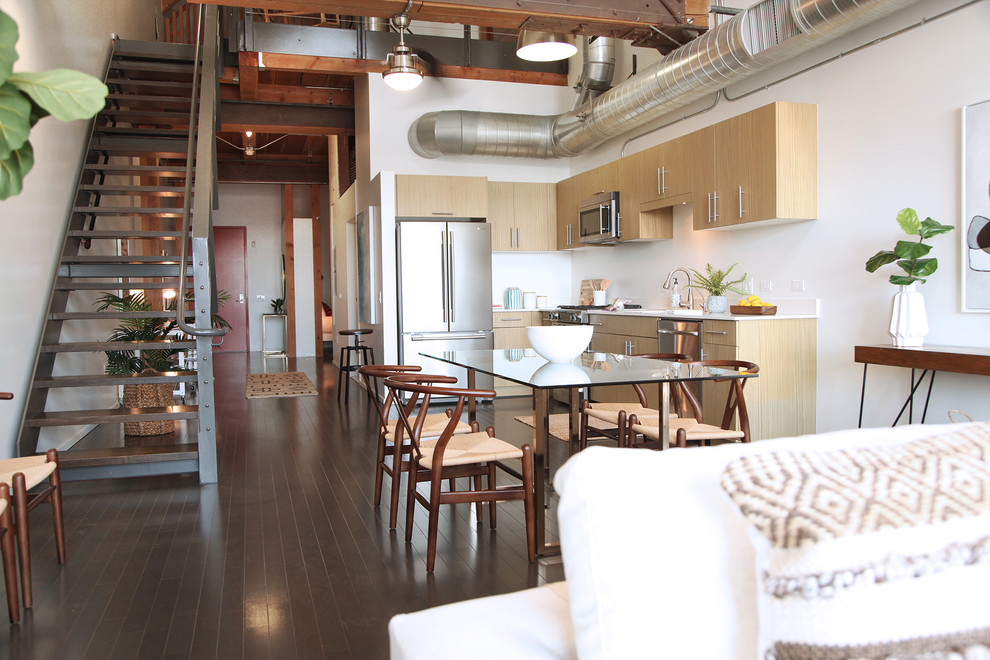 Inspiration pour une salle à manger ouverte sur le salon urbaine avec un mur blanc et un sol marron.