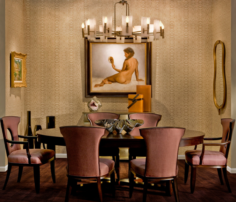 Ispirazione per un'ampia sala da pranzo aperta verso il soggiorno classica con parquet scuro e pareti beige