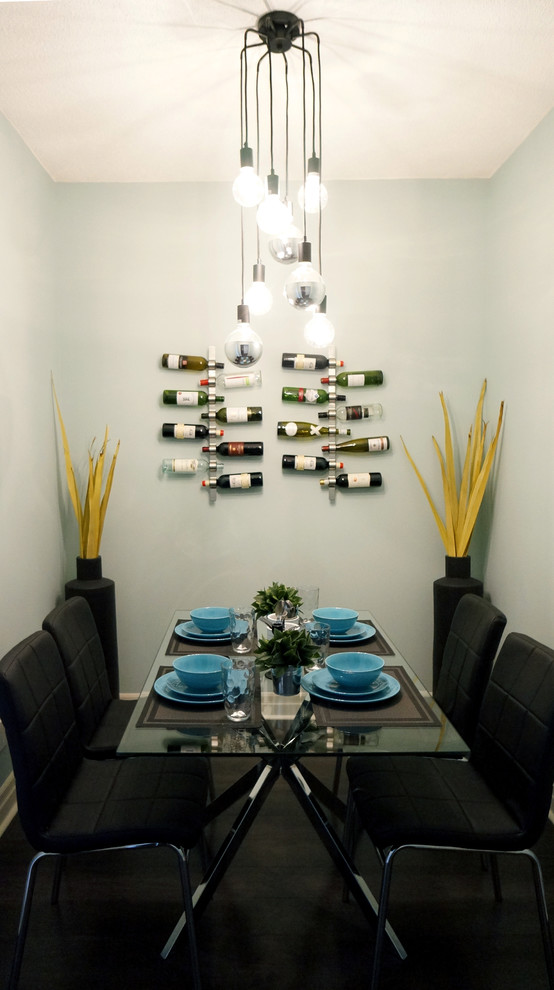 Foto di una piccola sala da pranzo aperta verso la cucina minimalista con pareti blu e parquet scuro