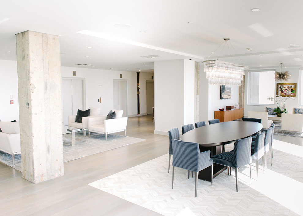 Inspiration pour une salle à manger design avec un mur blanc, parquet clair et un sol gris.