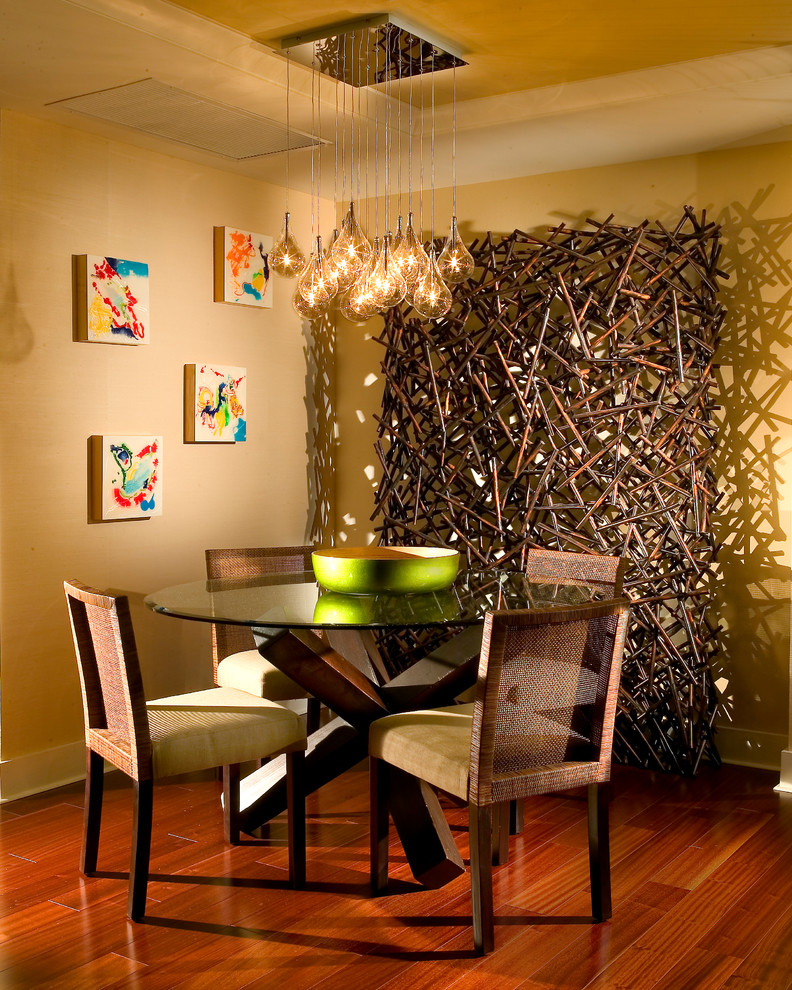 Diseño de comedor bohemio con paredes beige y suelo de madera oscura