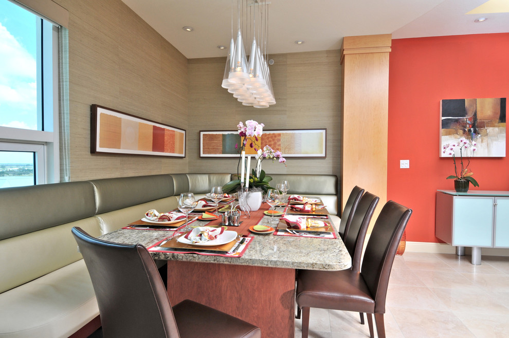 Exemple d'une salle à manger ouverte sur le salon tendance de taille moyenne avec un mur beige.