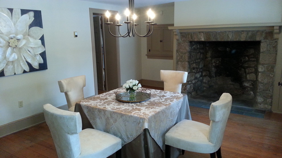 Inspiration pour une salle à manger traditionnelle de taille moyenne et fermée avec un mur bleu, un sol en bois brun et une cheminée standard.
