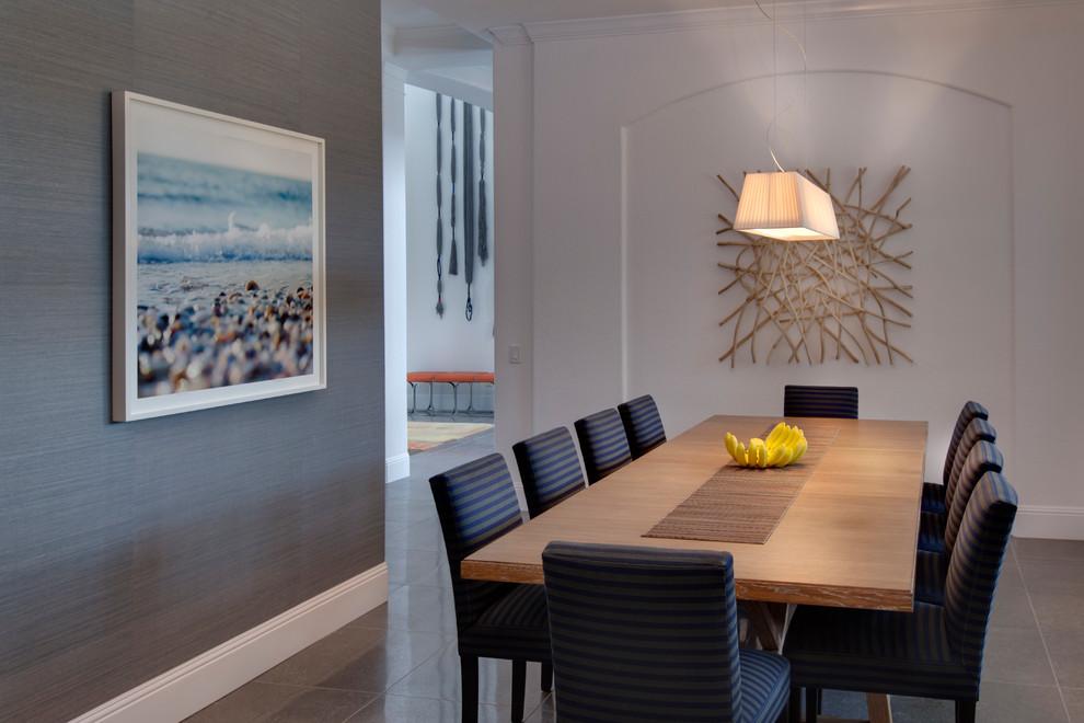 Esempio di una sala da pranzo aperta verso la cucina minimal di medie dimensioni con pareti multicolore e pavimento in gres porcellanato