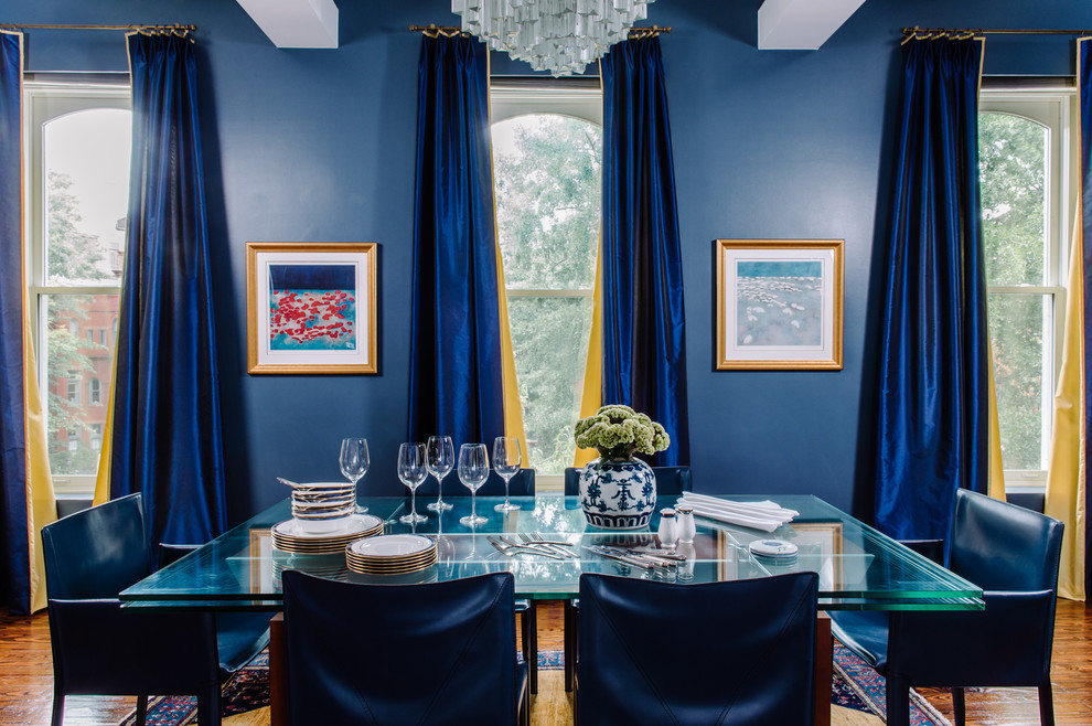 Klassisk inredning av en matplats, med blå väggar och mellanmörkt trägolv