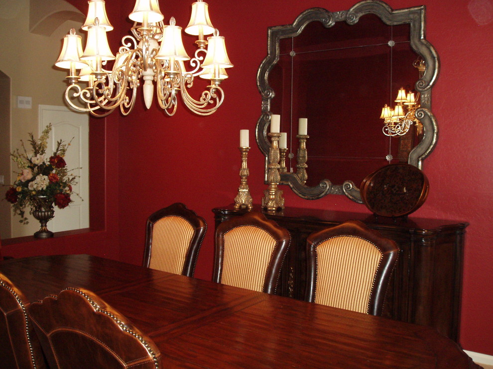 Mittelgroße Klassische Wohnküche mit roter Wandfarbe und Keramikboden in Phoenix