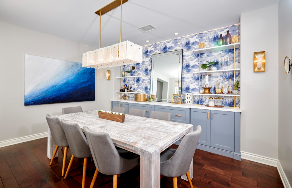 Imagen de comedor de estilo de casa de campo de tamaño medio abierto con paredes azules, suelo de madera en tonos medios, suelo marrón y papel pintado