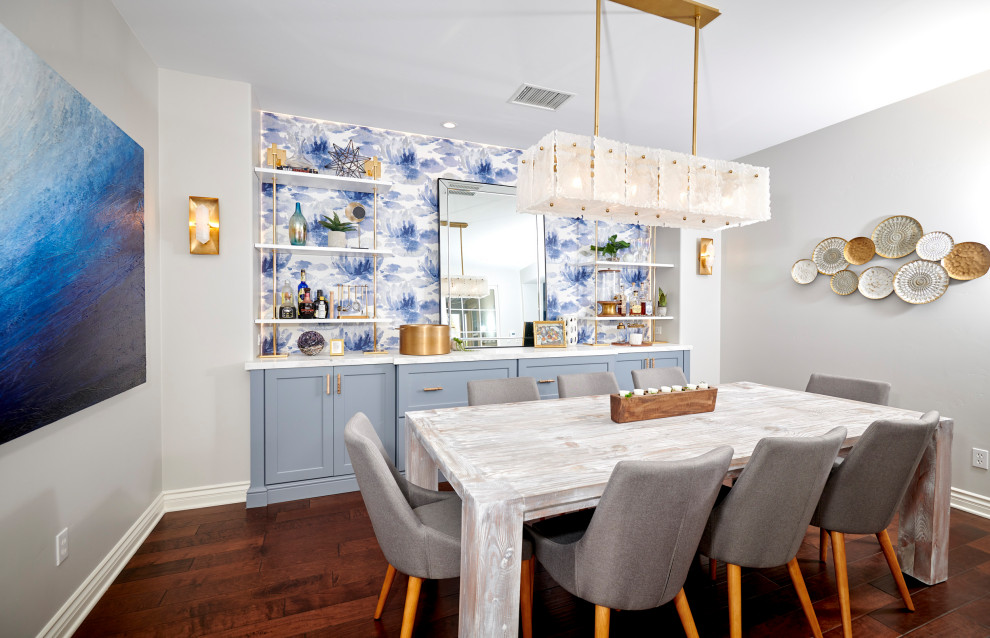 Idée de décoration pour une salle à manger ouverte sur le salon champêtre de taille moyenne avec un mur bleu, un sol en bois brun, un sol marron et du papier peint.