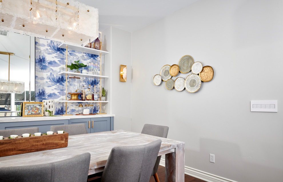 Aménagement d'une salle à manger ouverte sur le salon campagne de taille moyenne avec un mur bleu, un sol en bois brun, un sol marron et du papier peint.