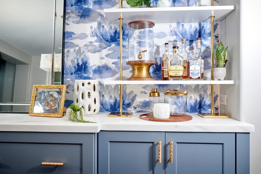 Inspiration pour une salle à manger ouverte sur le salon rustique de taille moyenne avec un mur bleu, un sol en bois brun, un sol marron et du papier peint.