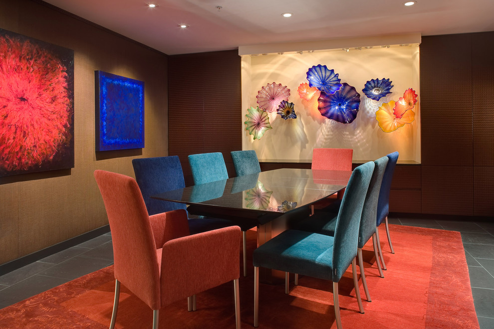 Geschlossenes Modernes Esszimmer mit brauner Wandfarbe, Porzellan-Bodenfliesen und rotem Boden in Sonstige