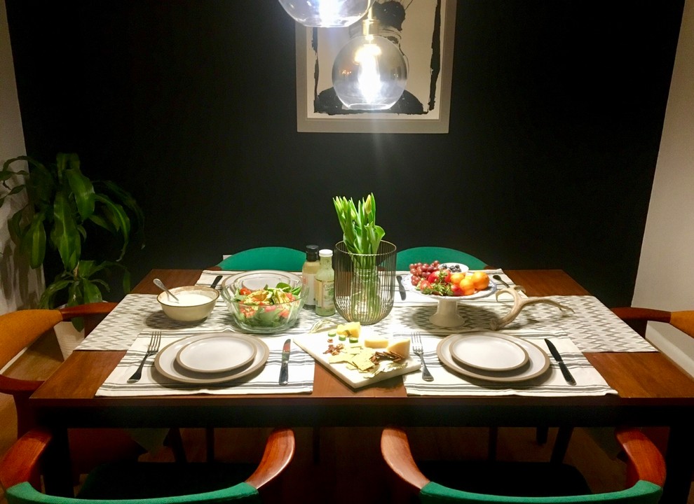 Стильный дизайн: кухня-столовая среднего размера в стиле ретро с черными стенами, светлым паркетным полом и бежевым полом - последний тренд