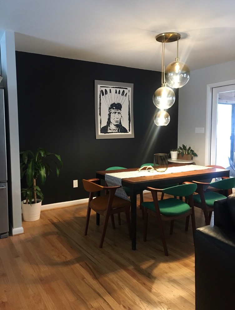 На фото: кухня-столовая среднего размера в стиле ретро с черными стенами, светлым паркетным полом и бежевым полом