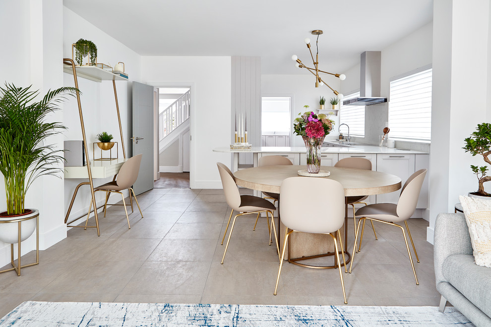 Immagine di una sala da pranzo aperta verso il soggiorno chic con pareti bianche e pavimento beige