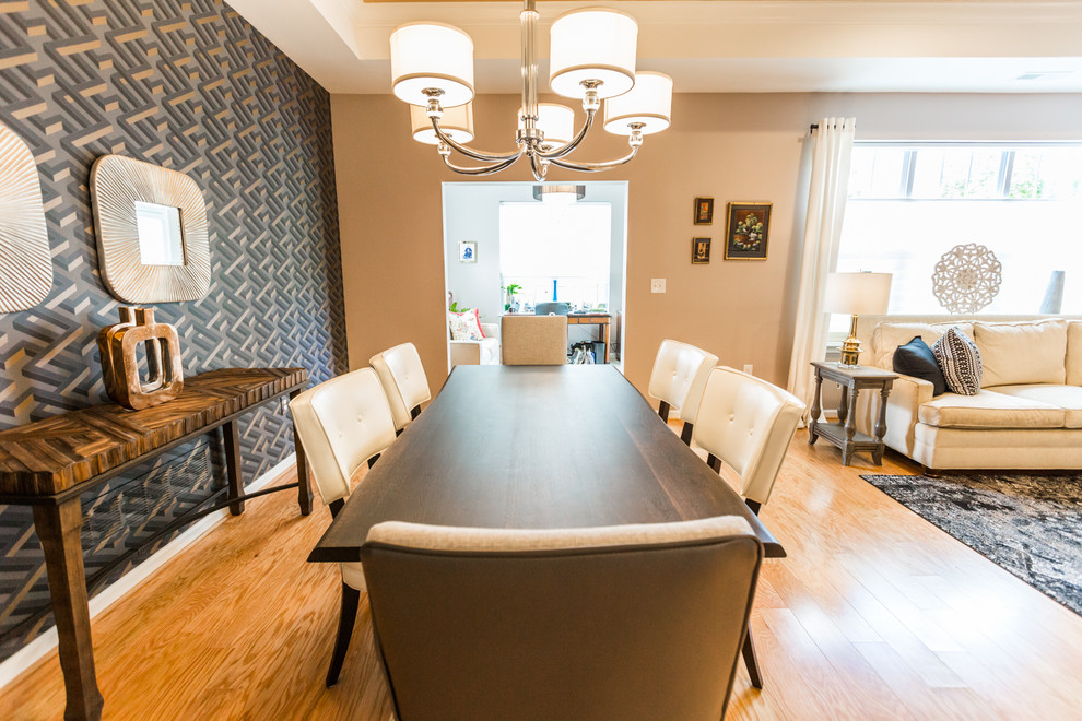 Idee per una sala da pranzo aperta verso il soggiorno classica di medie dimensioni con parquet chiaro, pareti multicolore e pavimento marrone