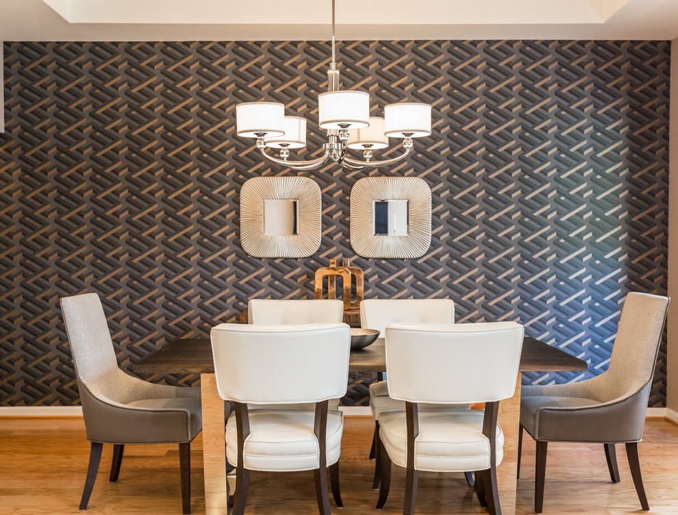 Ispirazione per una sala da pranzo aperta verso la cucina tradizionale di medie dimensioni con parquet chiaro, pareti multicolore e pavimento marrone