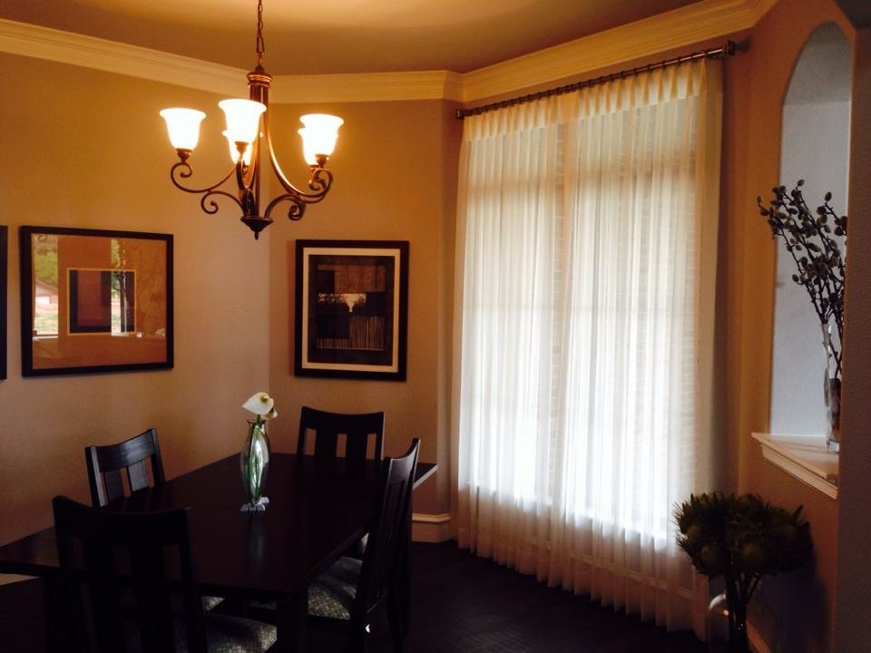 Foto di una piccola sala da pranzo tradizionale chiusa con pareti grigie, parquet scuro, nessun camino e pavimento marrone
