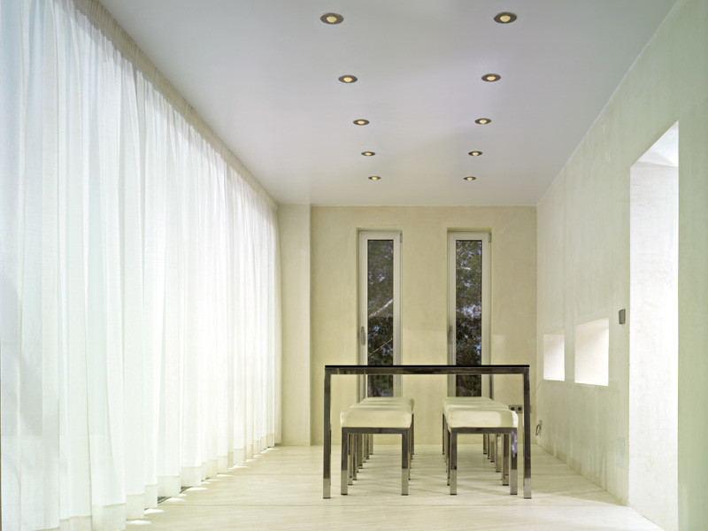 Cette photo montre une salle à manger rétro avec sol en béton ciré.