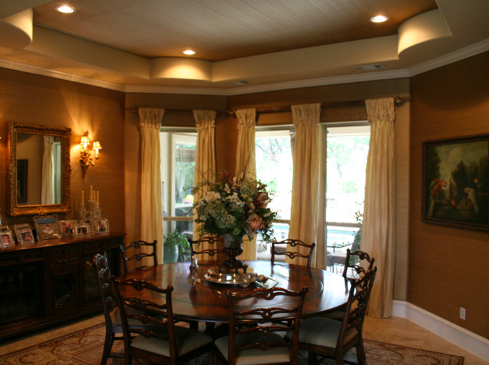 Cette photo montre une salle à manger chic fermée et de taille moyenne avec un mur marron et un sol en marbre.