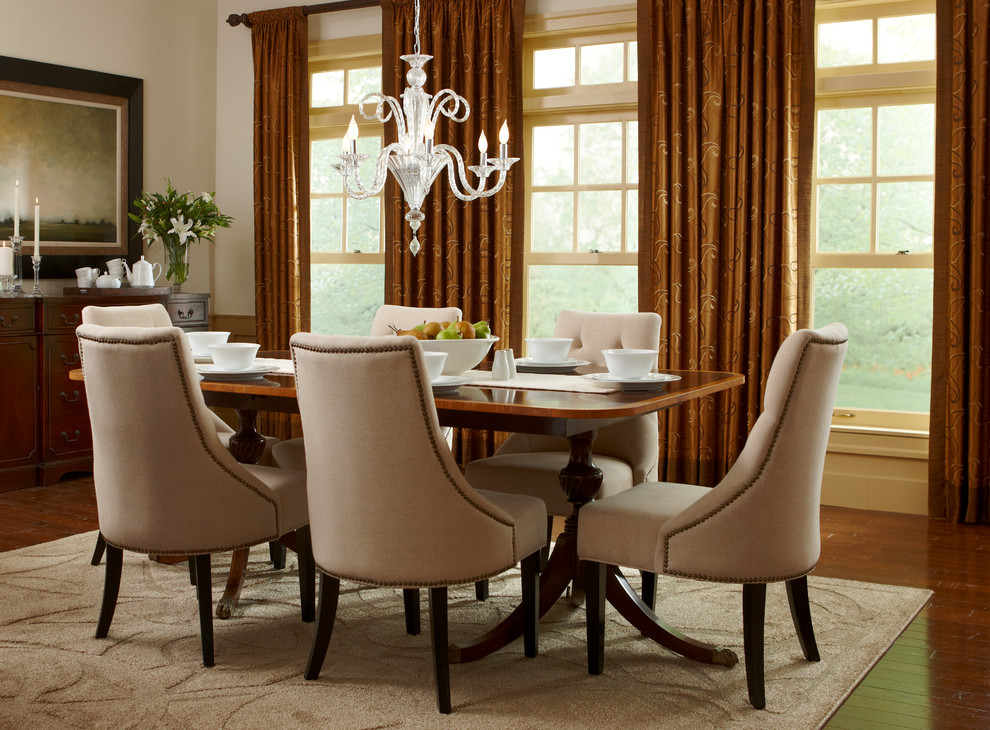 Exemple d'une grande salle à manger ouverte sur le salon chic avec un mur blanc et un sol en bois brun.