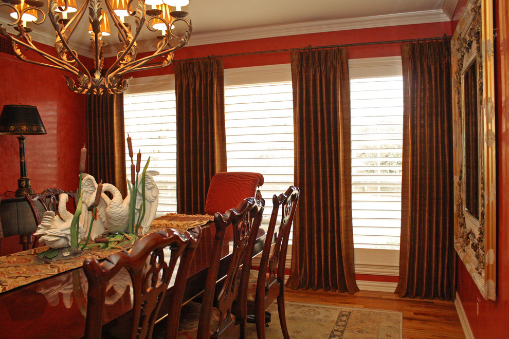 Источник вдохновения для домашнего уюта: большая отдельная столовая в викторианском стиле с красными стенами, паркетным полом среднего тона и коричневым полом