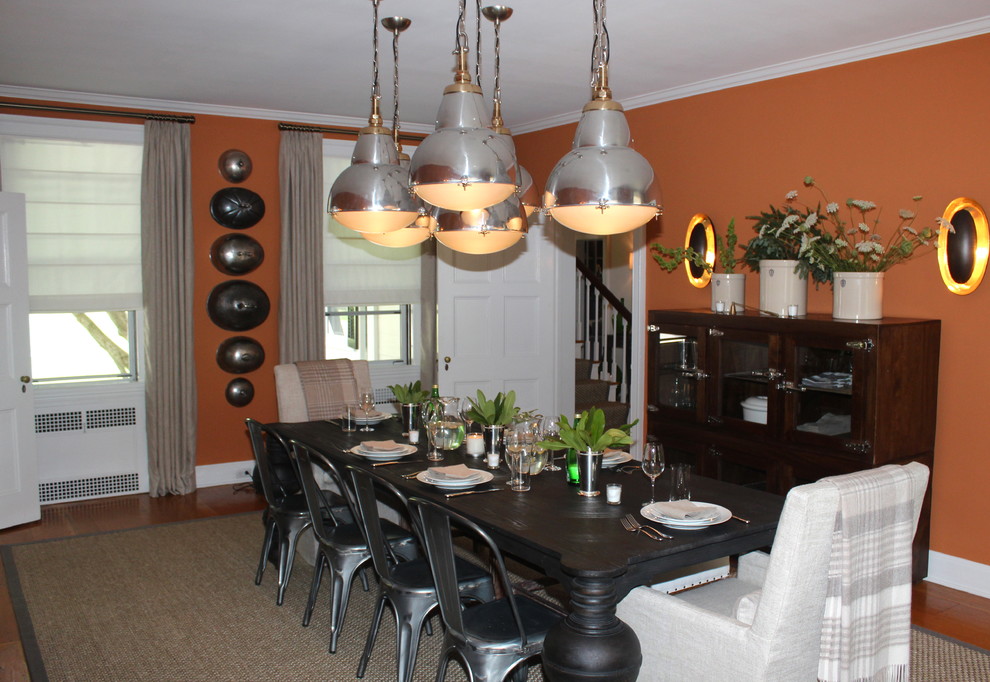 Пример оригинального дизайна: большая отдельная столовая в классическом стиле с оранжевыми стенами и светлым паркетным полом