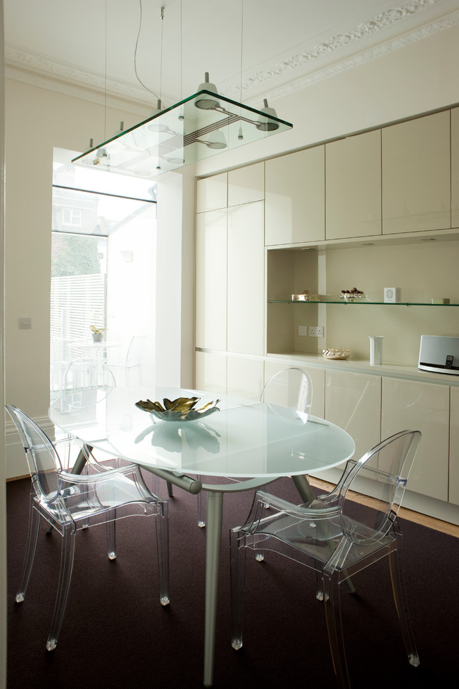 На фото: кухня-столовая в современном стиле с бежевыми стенами, ковровым покрытием и фиолетовым полом