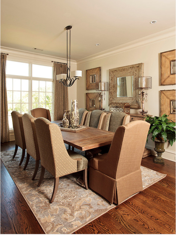 Esempio di una sala da pranzo aperta verso la cucina country con pareti beige e pavimento in legno massello medio