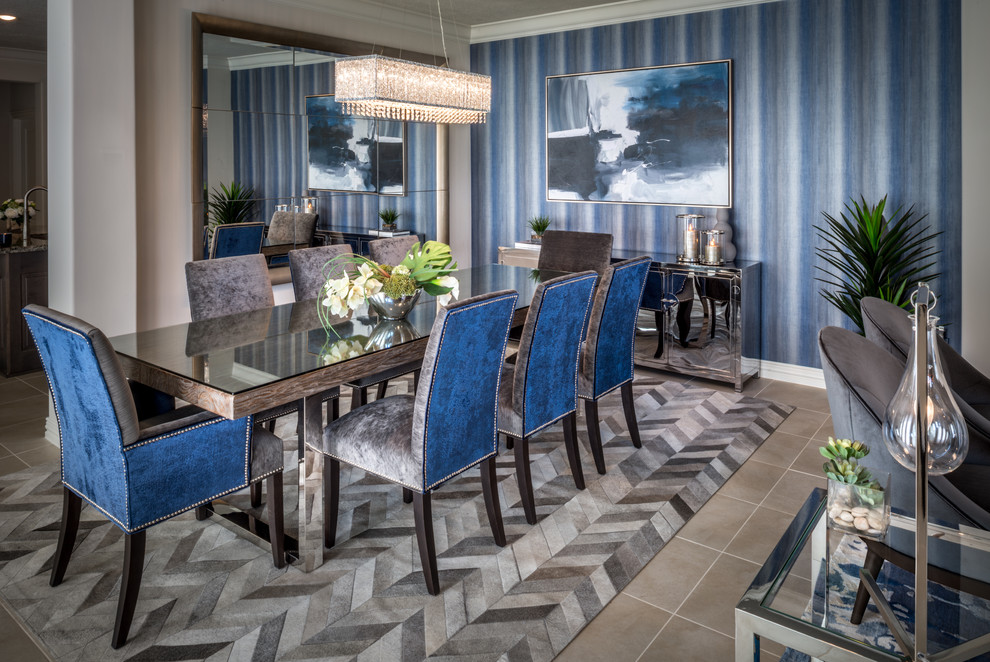 Offenes, Mittelgroßes Modernes Esszimmer ohne Kamin mit blauer Wandfarbe und Keramikboden in Houston