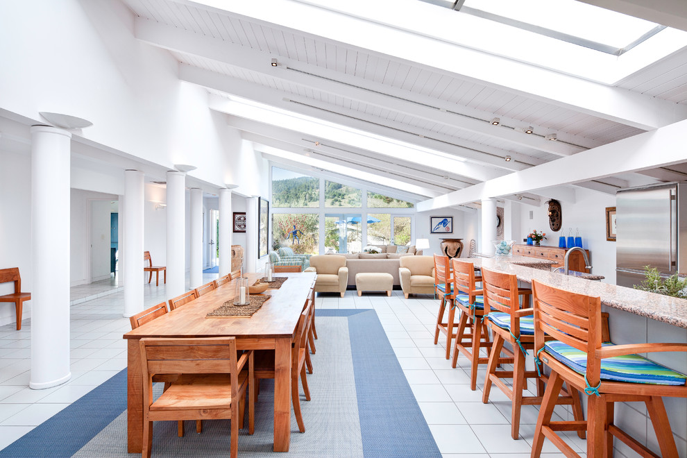 Esempio di una grande sala da pranzo aperta verso il soggiorno costiera con pareti bianche e pavimento in gres porcellanato