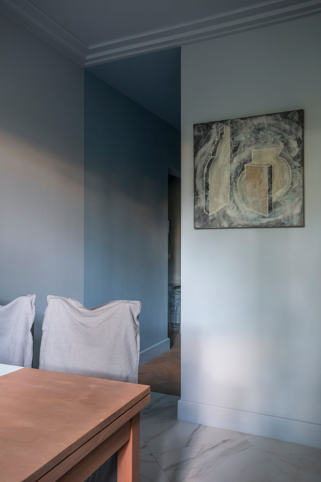 Стильный дизайн: маленькая кухня-столовая в скандинавском стиле с синими стенами, полом из керамогранита и белым полом для на участке и в саду - последний тренд