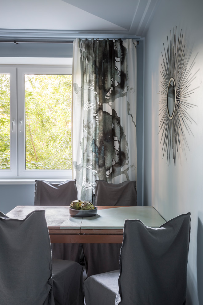 Aménagement d'une petite salle à manger ouverte sur la cuisine scandinave avec un sol en carrelage de porcelaine, un sol blanc et un mur bleu.