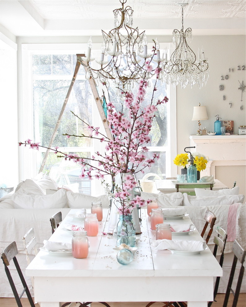 Diseño de comedor romántico con paredes blancas