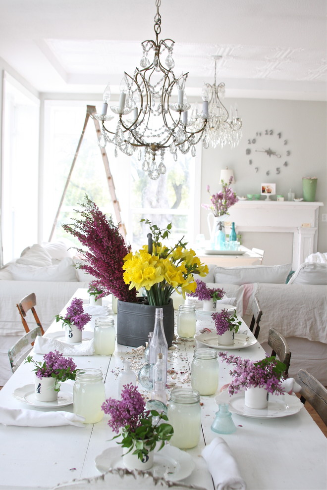 Imagen de comedor romántico con paredes blancas
