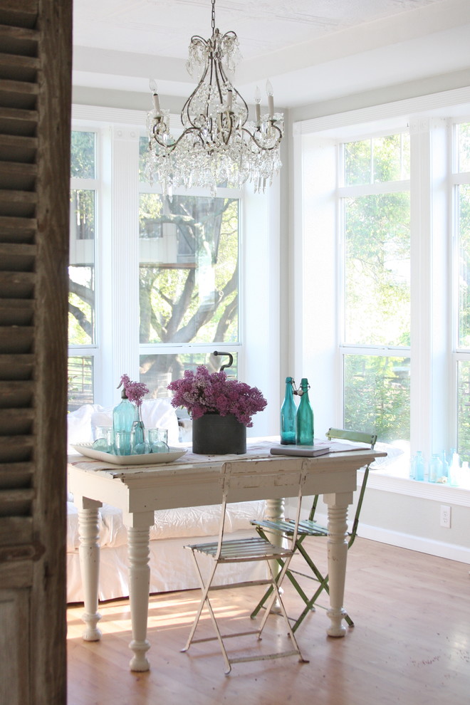Shabby-Style Esszimmer mit braunem Holzboden und beiger Wandfarbe in Sonstige