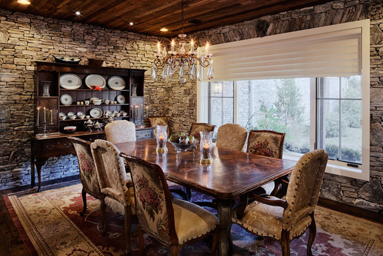 Immagine di una sala da pranzo aperta verso la cucina stile rurale di medie dimensioni con parquet scuro