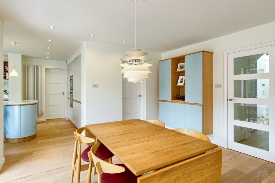 Idée de décoration pour une salle à manger ouverte sur le salon nordique de taille moyenne avec un mur blanc et parquet clair.