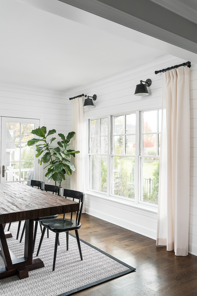 Inspiration pour une salle à manger ouverte sur le salon marine de taille moyenne avec un mur blanc, un sol en bois brun et un sol marron.