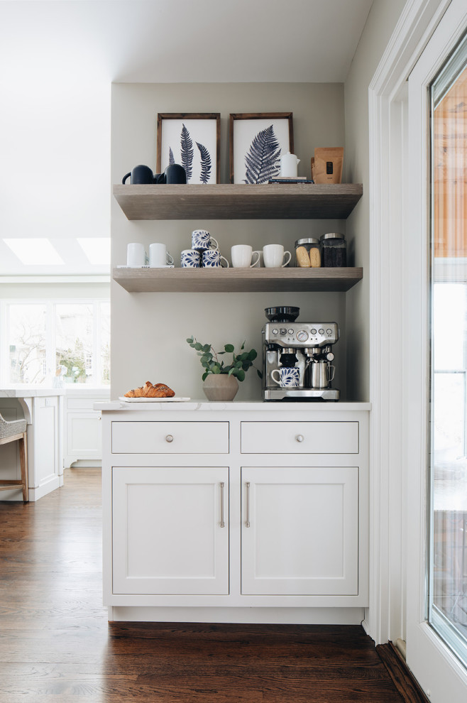 Идея дизайна: маленькая кухня-столовая в стиле неоклассика (современная классика) с серыми стенами, темным паркетным полом и коричневым полом без камина для на участке и в саду
