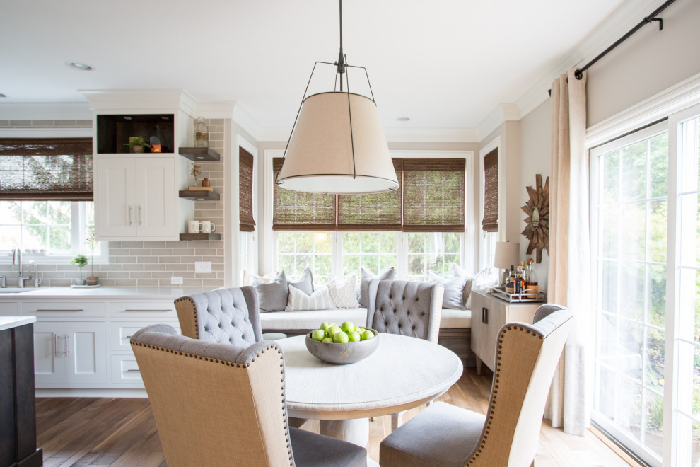Свежая идея для дизайна: кухня-столовая в стиле неоклассика (современная классика) с серыми стенами, паркетным полом среднего тона и коричневым полом - отличное фото интерьера