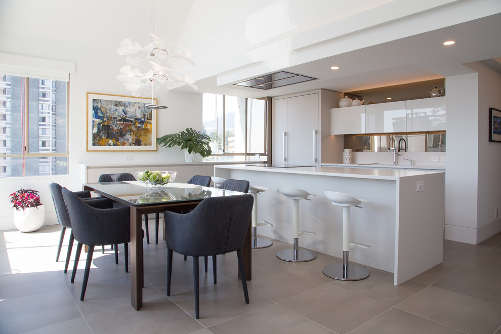 Foto di una sala da pranzo aperta verso la cucina contemporanea di medie dimensioni con pareti bianche, pavimento in gres porcellanato, nessun camino e pavimento beige