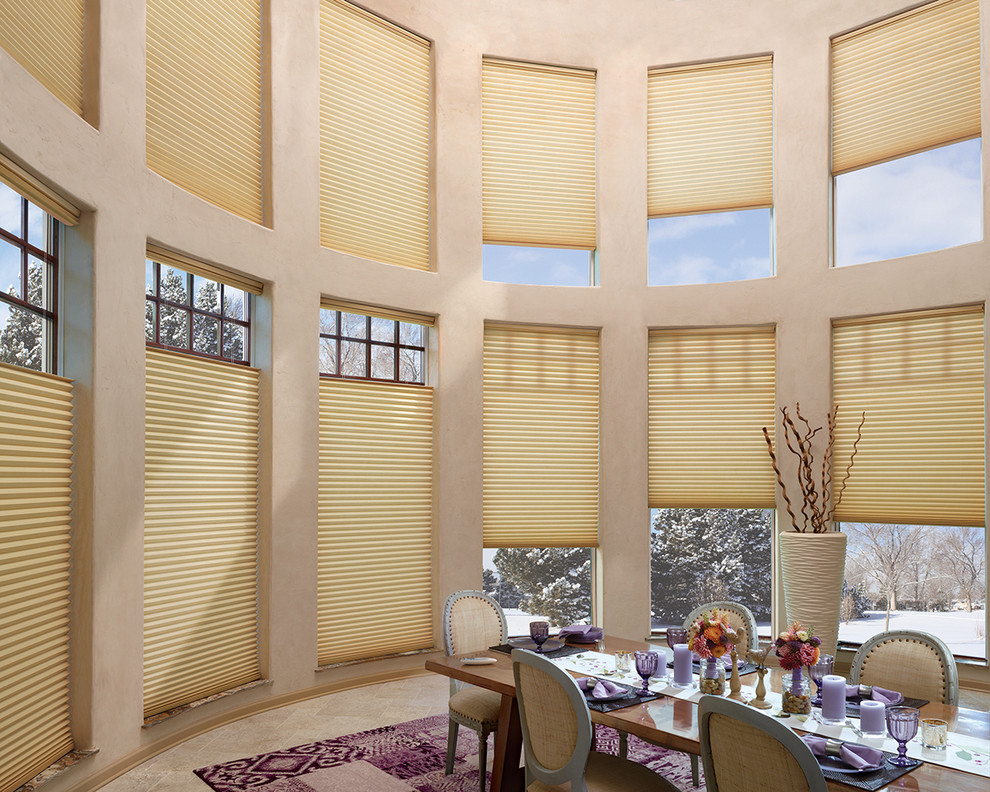 Ispirazione per una grande sala da pranzo contemporanea con pareti beige, moquette e pavimento viola